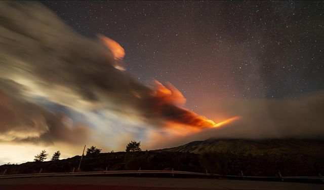 Etna Yanardağı kül ve lav püskürtüyor!