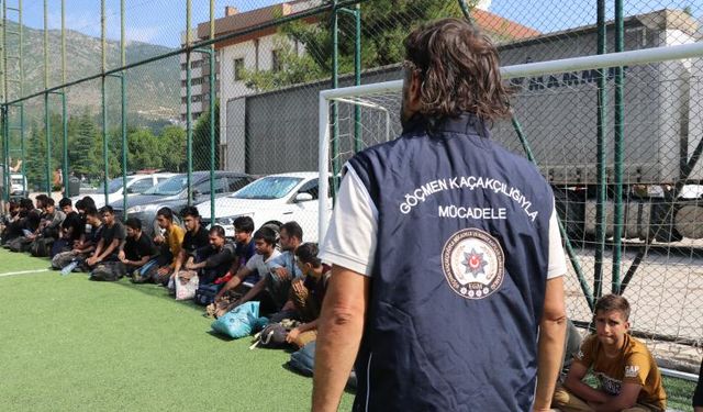 Amasya’da alüminyum yüklü tırın dorsesinde 23 düzensiz göçmen yakalandı