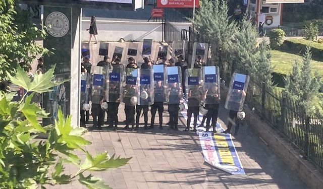 Özel Sektör Öğretmenlerinin Eylemine Polis Müdahalesi: 25 Eğitimci Gözaltında