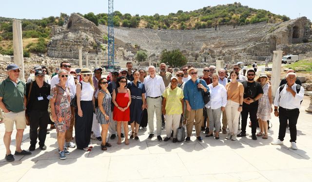 Başkan Sengel Yunanistan önceki dönem Başbakanı Papandreou'ya Efes'i gezdirdi