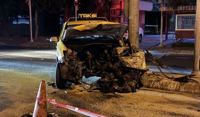 İzmir'de taksiyle çarpışan otomobil sürücüsü ağır yaralandı