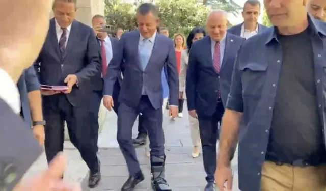 Özgür Özel, kırık ayağına takılan atel ile TBMM Genel Kurulu'na katıldı