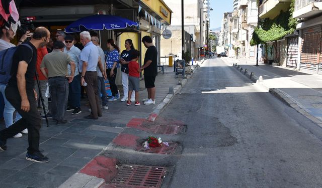 Akıma kapılan iki kişinin öldüğü yola çiçek bırakıldı