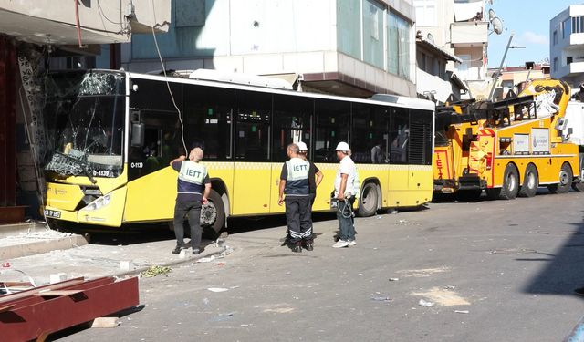 Dört katlı binaya çarpan İETT otobüsü çekildi