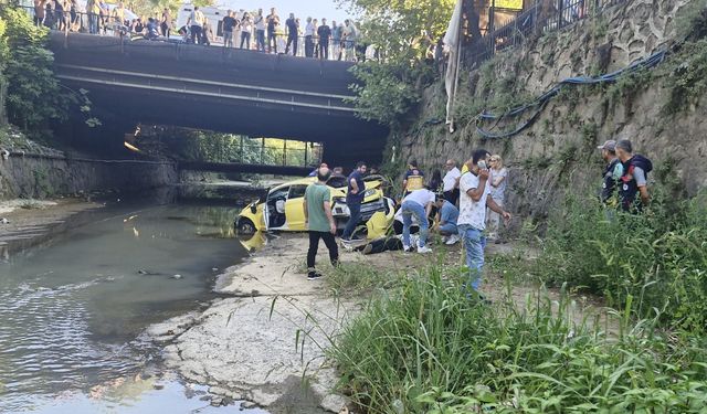 Kamyon taksiye, taksi de yayalara çarpıp dereye düştü