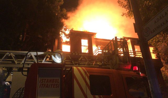 Büyükada'da iki katlı binada yangın