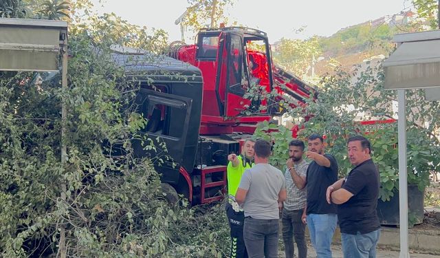 Caminin avlusuna vinç girdi