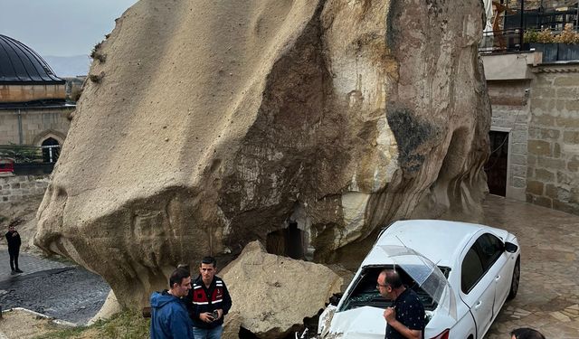 Peri bacalarından düşen kaya parçaları, otomobillere zarar verdi