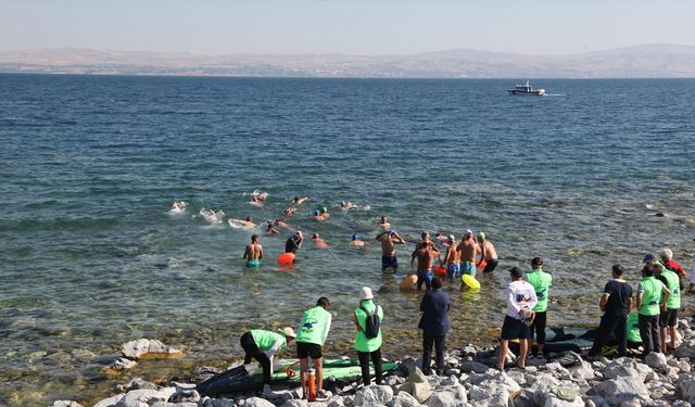 14 kilometrelik yüzme maratonu yapıldı