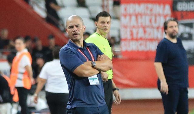 Alex, Antalyaspor'un başında ilk galibiyet sevincini yaşadı