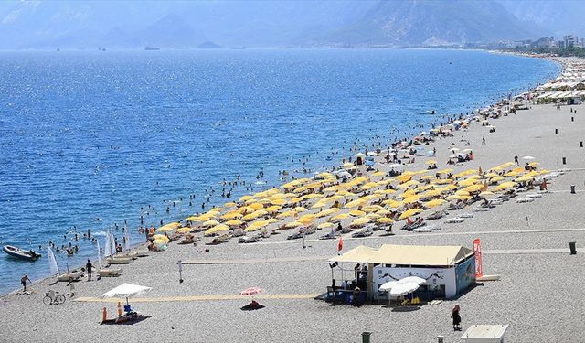 Antalya'da sıcaktan bunalanlar sahillerde yoğunluk oluşturdu