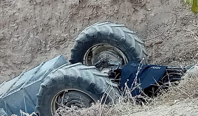 Aydın'da devrilen traktördeki çift öldü, çocukları yaralandı