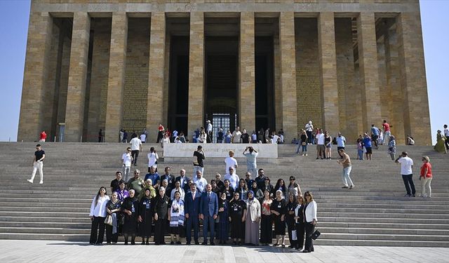 Azerbaycan'dan gelen 30 şehit ailesi Anıtkabir'i ziyaret etti