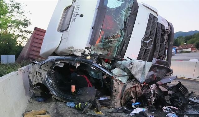 Bolu Dağı'nda zincirleme kazada tırın altında kalan otomobilin sürücüsü kurtarıldı