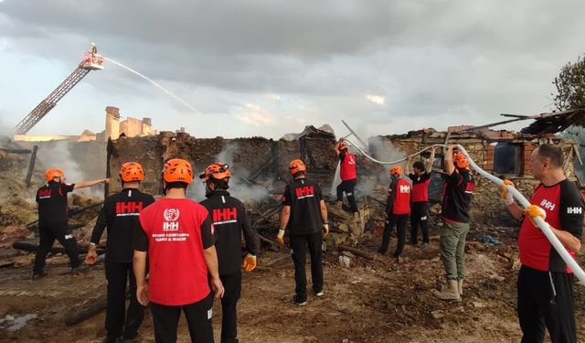 Ekmek fırınında çıkıp samanlık ve ahıra sıçrayan yangın söndürüldü