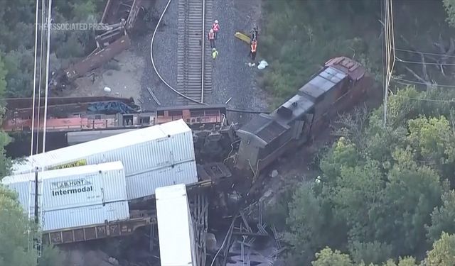 İki yük treni, çarpışarak raydan çıktı