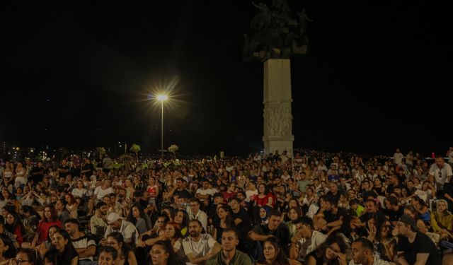 İtalya karşılaşması, İzmir'de dev ekranlardan izlendi