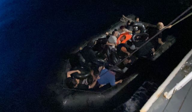 İzmir açıklarında 25 düzensiz göçmen kurtarıldı, 22 göçmen yakalandı