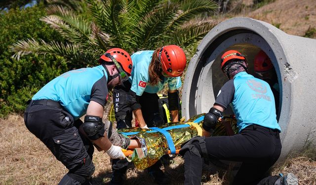 İzmir'deki tatbikatta göçük altındaki kadın kurtarıldı