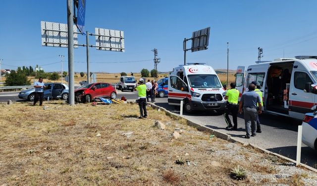 Kütahya'da kavşakta çarpışan iki otomobildeki 6 kişi yaralandı