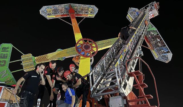 Lunaparkta asılı kalan 23 kişi kurtarıldı