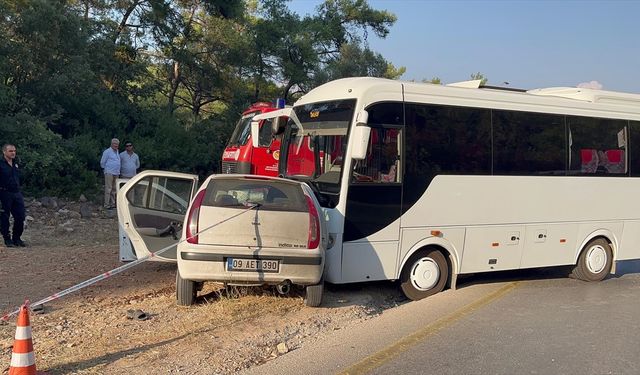 Midibüsle çarpışan otomobildeki 1 kişi öldü, 1 kişi yaralandı