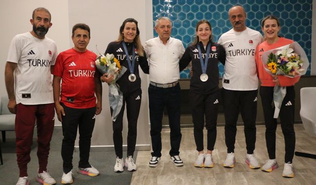 Olimpiyat Oyunları'nda mücadele eden milli sporcular, yurda döndü