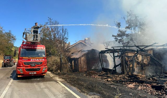 Tavşanlı'da çıkan yangında iki ev zarar gördü