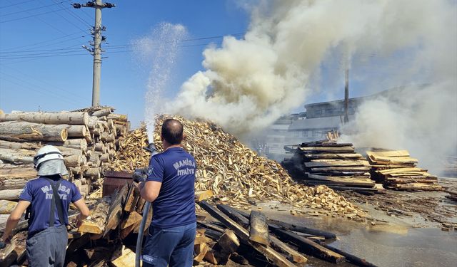 Turgutlu'da kereste fabrikasında çıkan yangın söndürüldü