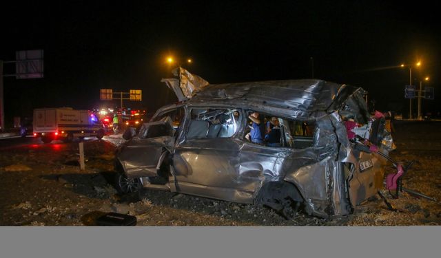 Uşak'ta takla atan minibüsün sürücüsü öldü