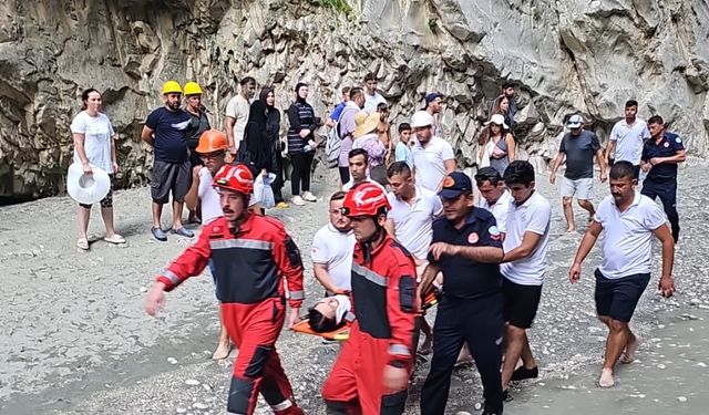 Üzerlerine taş düşen iki turist yaralandı