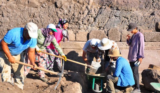 2 bin 700 yıllık Aigai'nin kent meydanı keşfedildi