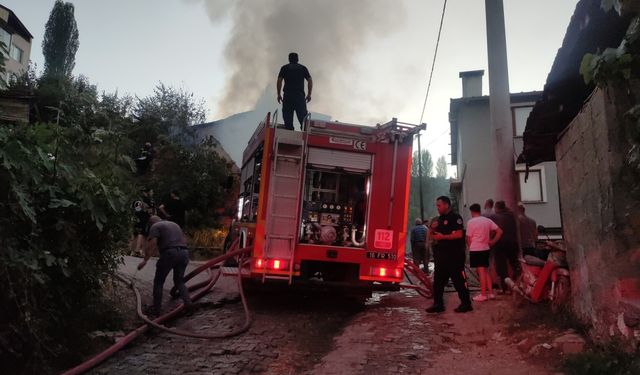 Banyo sobasını yakarken iki katlı ev küle döndü