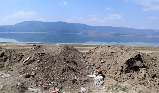 Burdur Gölü kenarına hafriyat dökümüne inceleme