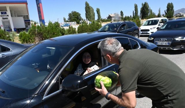 Çiftçilerin tarlada kalan karpuzları, yoldan geçenlere  dağıtıldı