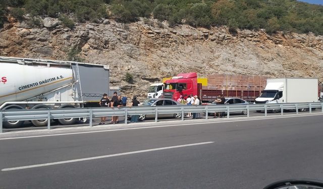 Çimento yüklü TIR devrildi, yol trafiğe kapandı