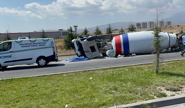 Devrilen beton mikserinin sürücüsü toprağa verildi