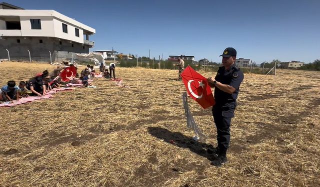 Diyarbakır'da jandarmadan çocuklara Türk bayraklı uçurtma