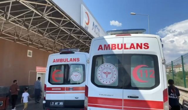 Diyarbakır’da otomobiller kafa kafaya çarpıştı: 3 yaralı