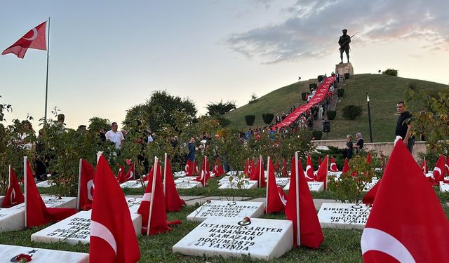 Dumlupınar Şehitliği'nde 50 metrelik Türk bayrağı açıldı