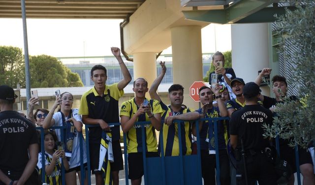 Fenerbahçe'ye İzmir'de coşkulu karşılama