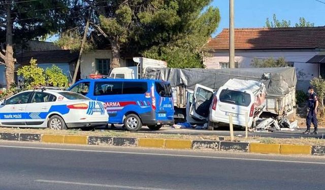 Hafif ticari araç, kamyona çarptı: 4 ölü, 3 ağır yaralı