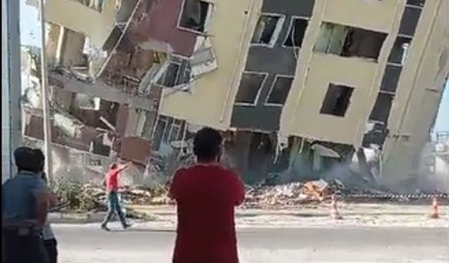 Hatay'da ağır hasarlı bina yıkım sırasında yola devrildi