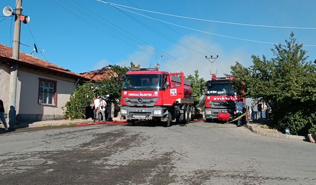 İki müstakil ev ile bir odunluk yandı