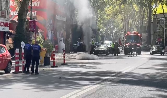 İstanbul-Sarıyer'de yeraltı elektrik kablolarının alev alev yandığı anlar kamerada