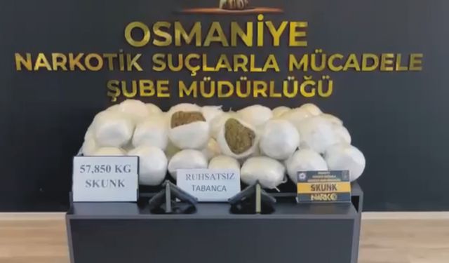 Kamyondaki saman çuvallarından 57 kilo 850 gram ‘skunk’ çıktı