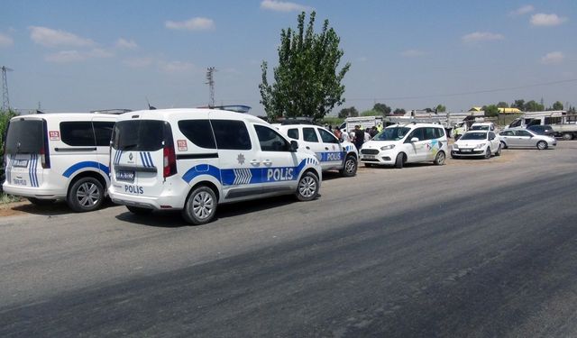 Kamyonet ile çarptığı minibüs su kanalına düştü; 1'i ağır, 2 yaralı