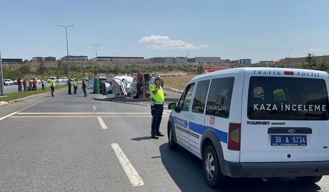 Kayseri'de beton mikseri devrildi; sürücü öldü