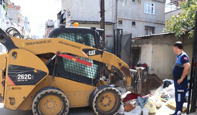 Komşular şikayet etti, çöp ev temizlendi