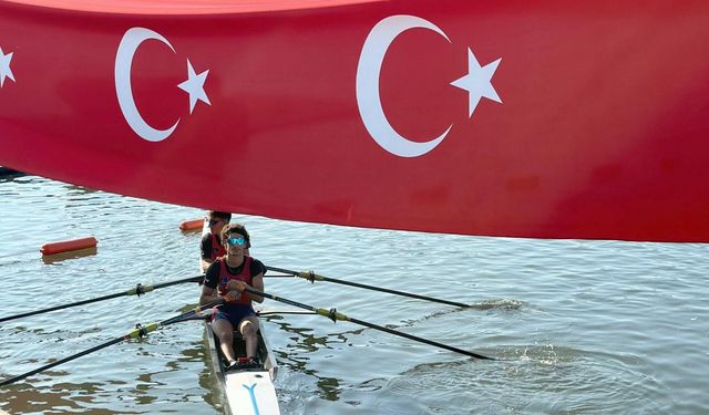 Kürek Milli Takımı, Meriç Nehri'nde 50 metrelik Türk bayrağı açtı